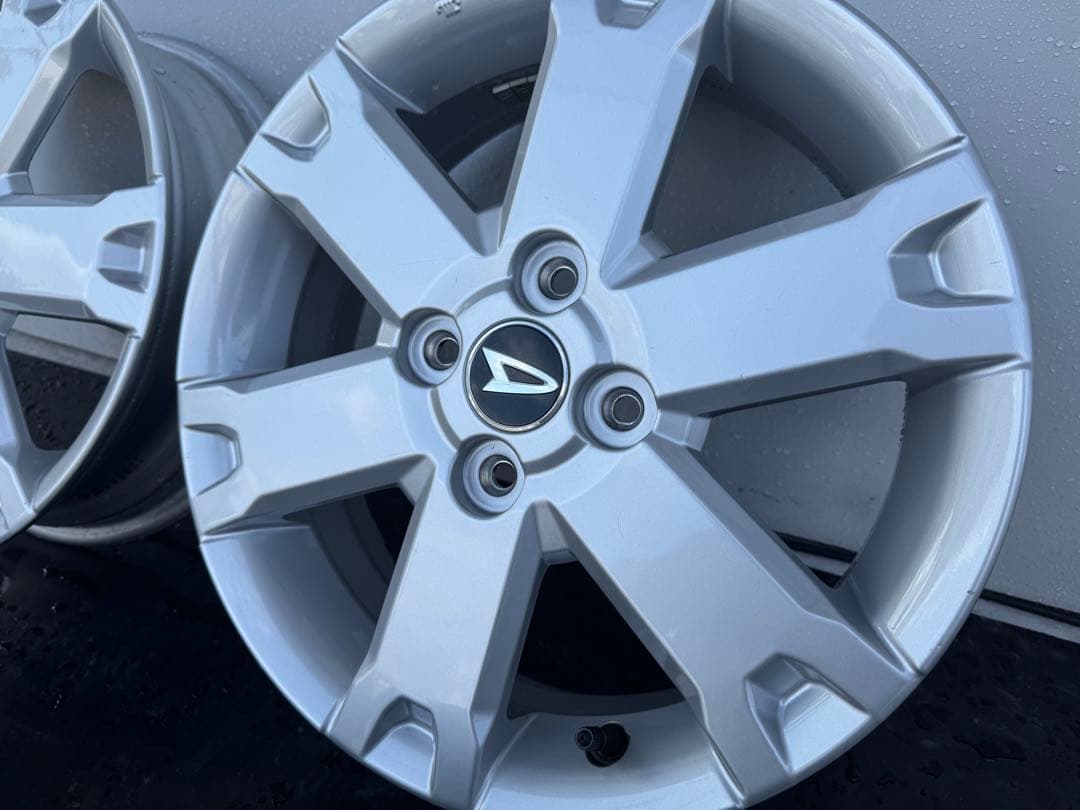 新車外し!! 純正 15インチホイール　シルバー　センターオーナメント付き　①