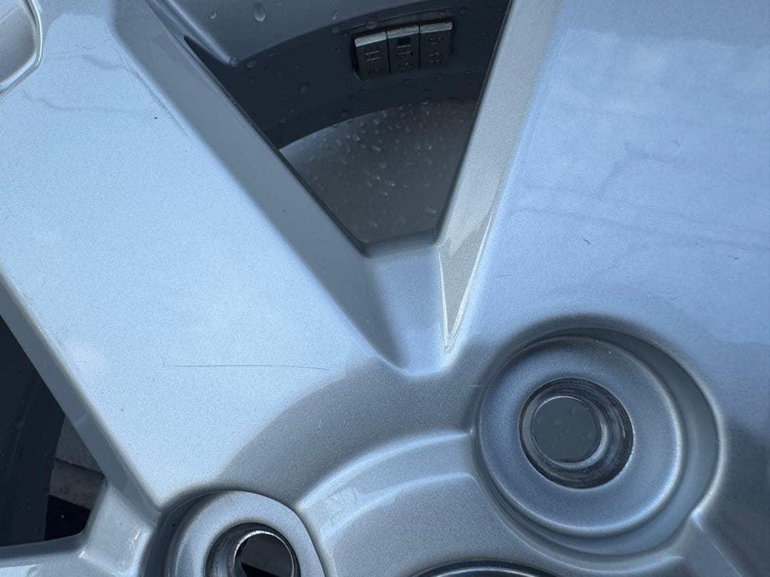 新車外し!! 純正 15インチホイール　シルバー　センターオーナメント付き　①