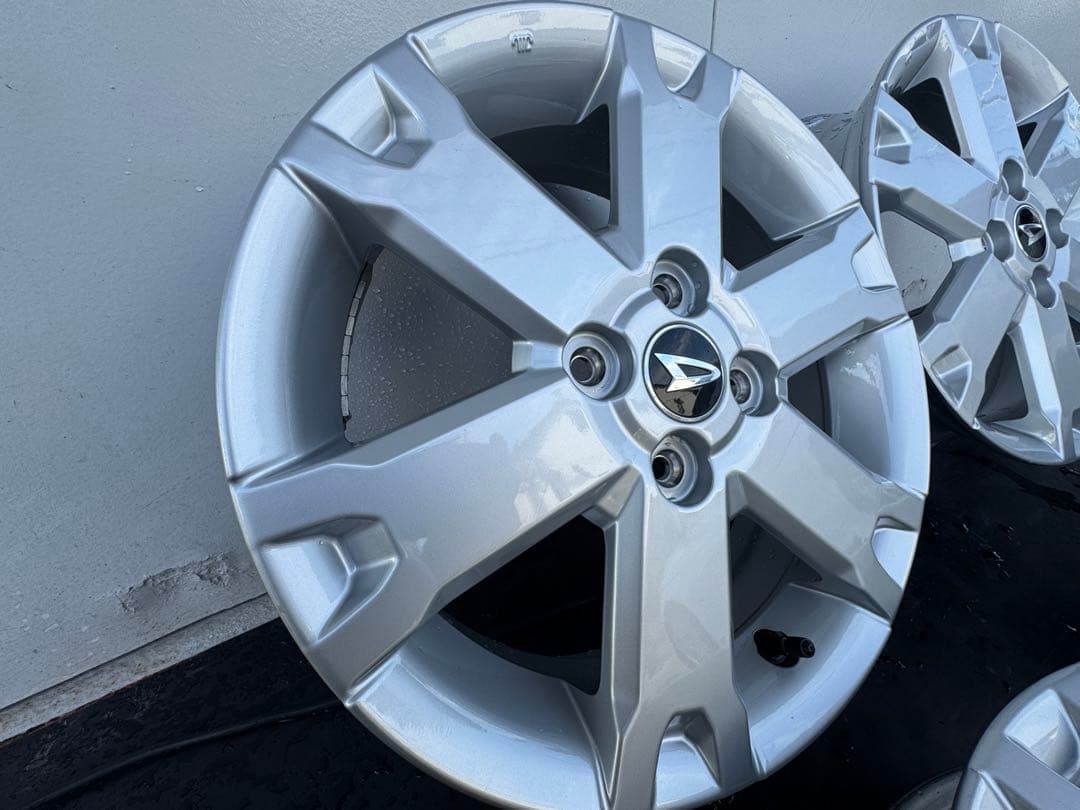 新車外し!! 純正 15インチホイール　シルバー　センターオーナメント付き　①