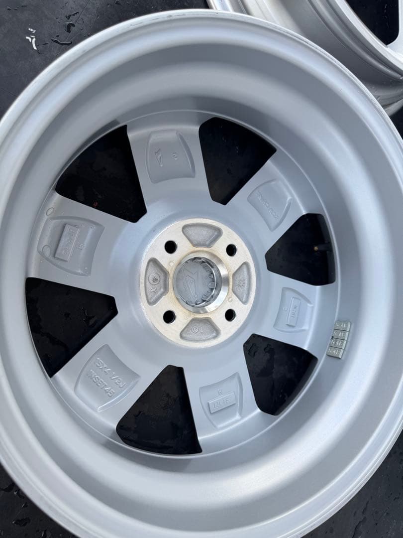 新車外し!! 純正 15インチホイール　シルバー　センターオーナメント付き　①