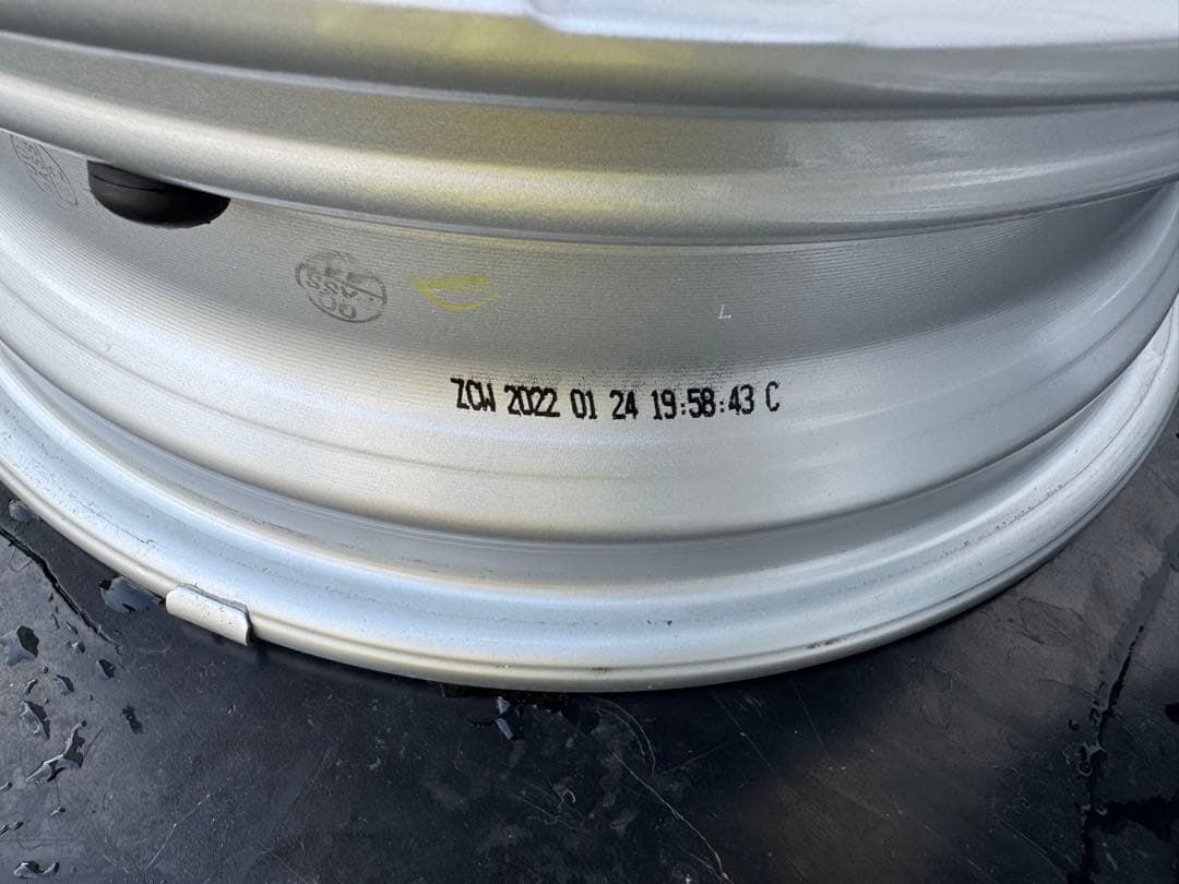 新車外し!! 純正 15インチホイール　シルバー　センターオーナメント付き　①