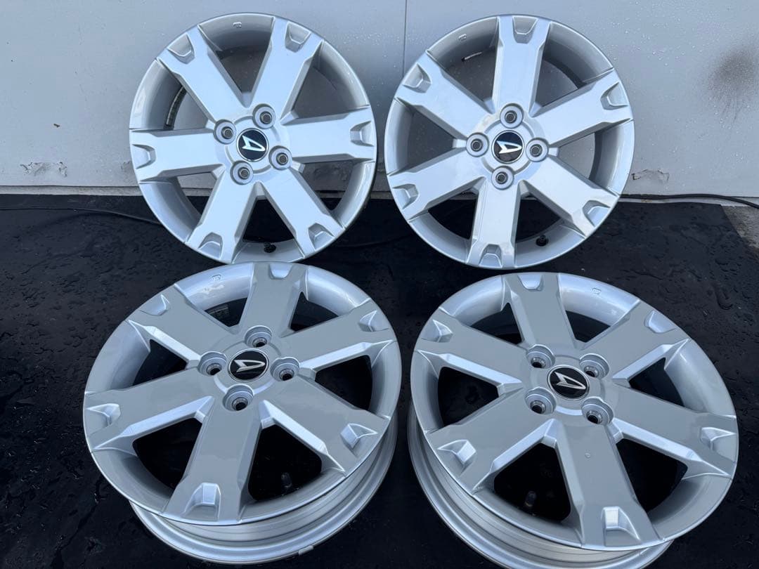 新車外し!! 純正 15インチホイール　シルバー　センターオーナメント付き　①