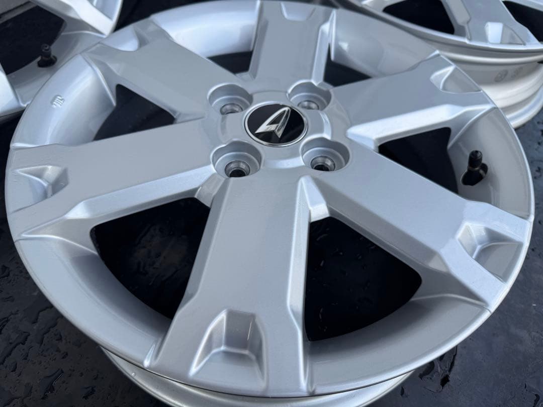 新車外し!! 純正 15インチホイール　シルバー　センターオーナメント付き　①