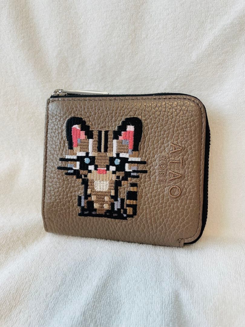 【 美品✨️】ATAO チェスZOO イリオモテヤマネコ 刺繍 ミニ財布 トープ