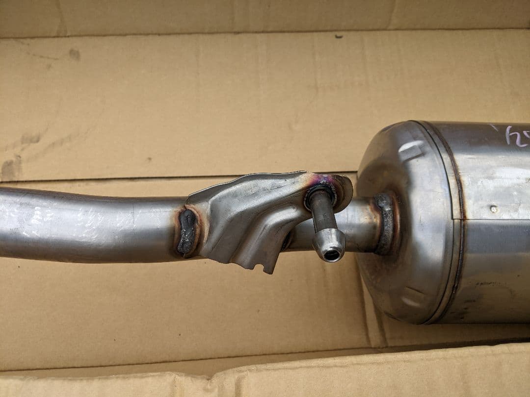 TOYOTA プリウスα未使用マフラー(純正）