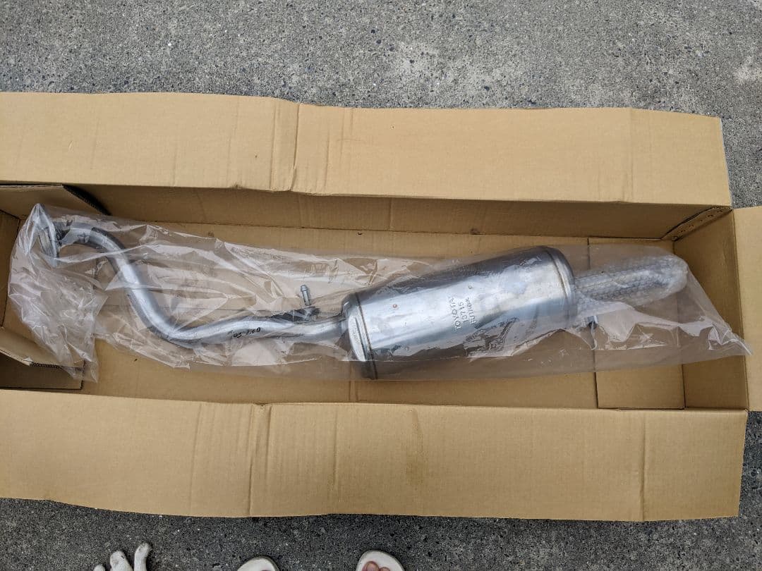 TOYOTA プリウスα未使用マフラー(純正）