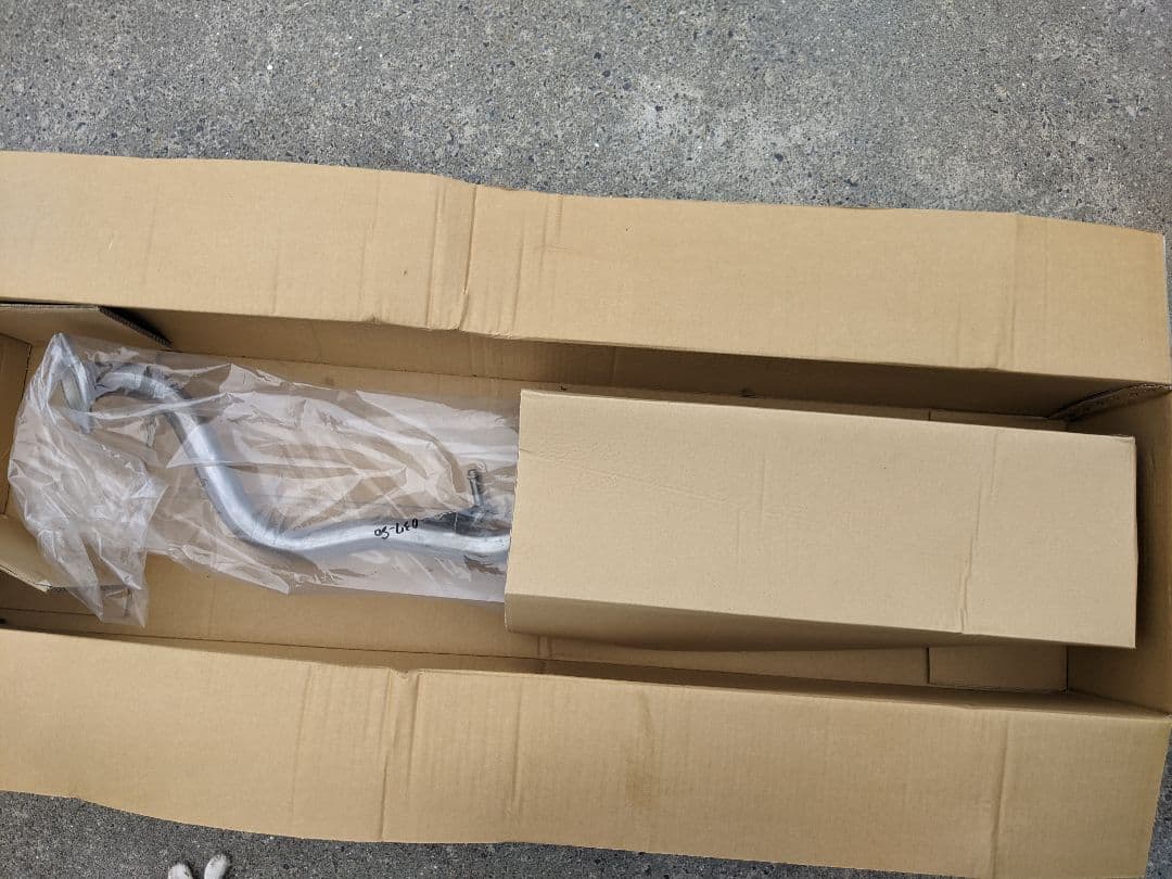 TOYOTA プリウスα未使用マフラー(純正）