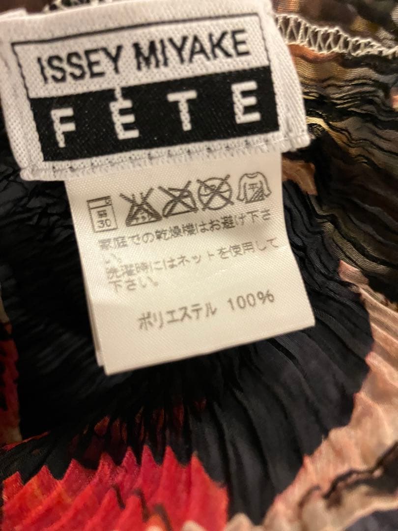 イッセイミヤケ　プリーツプリーズ　艶やかな柄