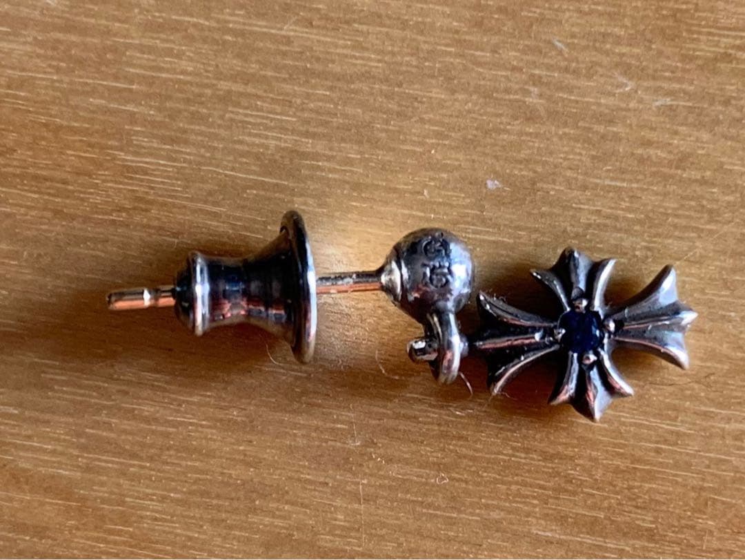 クロムハーツ タイニーE CHプラス ドロップイヤリングwithブルーサファイア