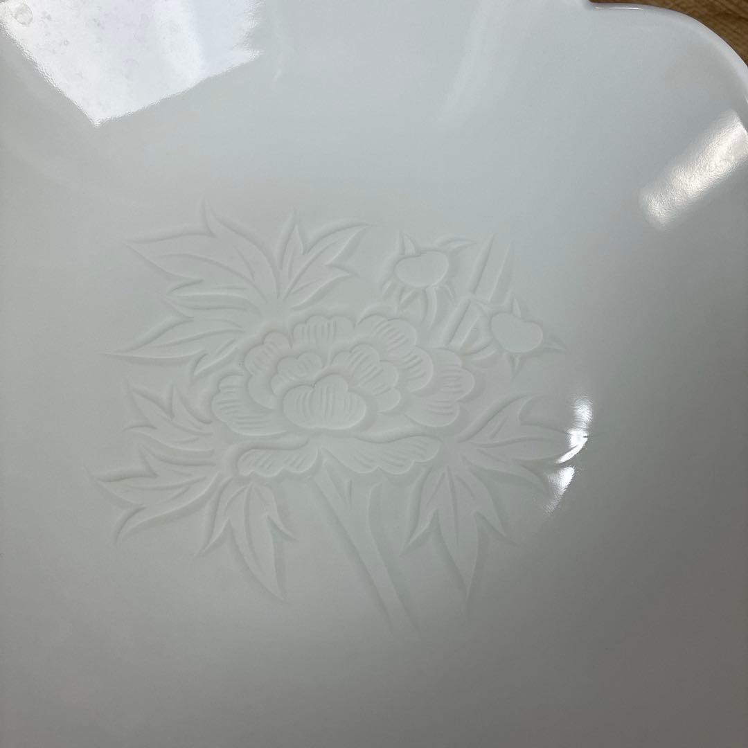 【箱なし】人間国宝　井上萬二　本人作　白磁牡丹彫文　菓子鉢