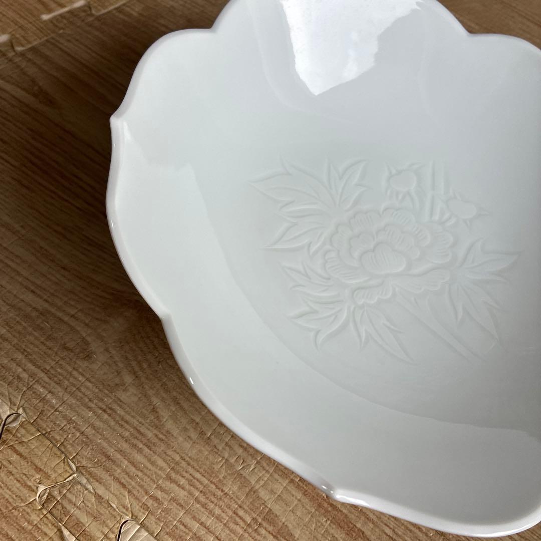 【箱なし】人間国宝　井上萬二　本人作　白磁牡丹彫文　菓子鉢