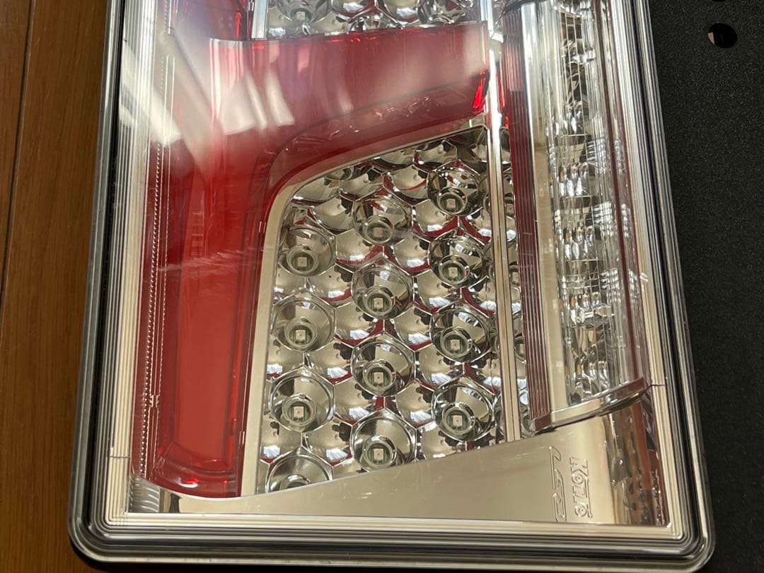 LEDテールランプ クリア/レッド 3連デザイン