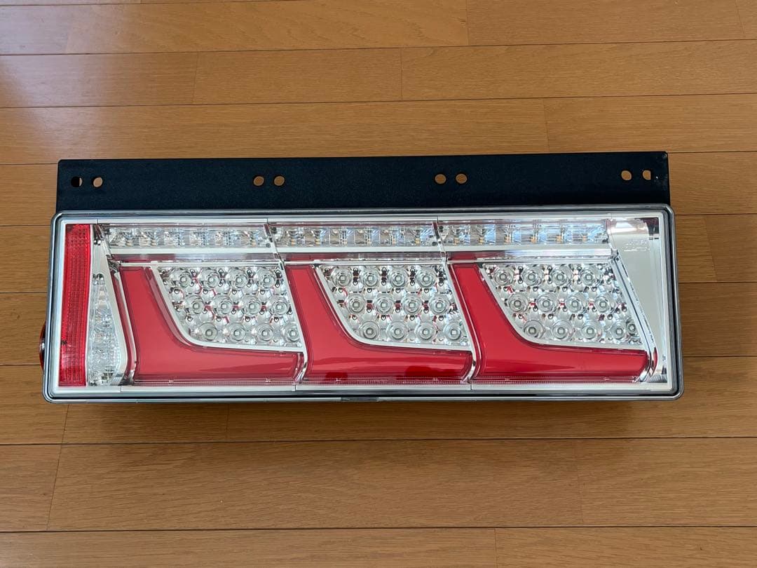 LEDテールランプ クリア/レッド 3連デザイン