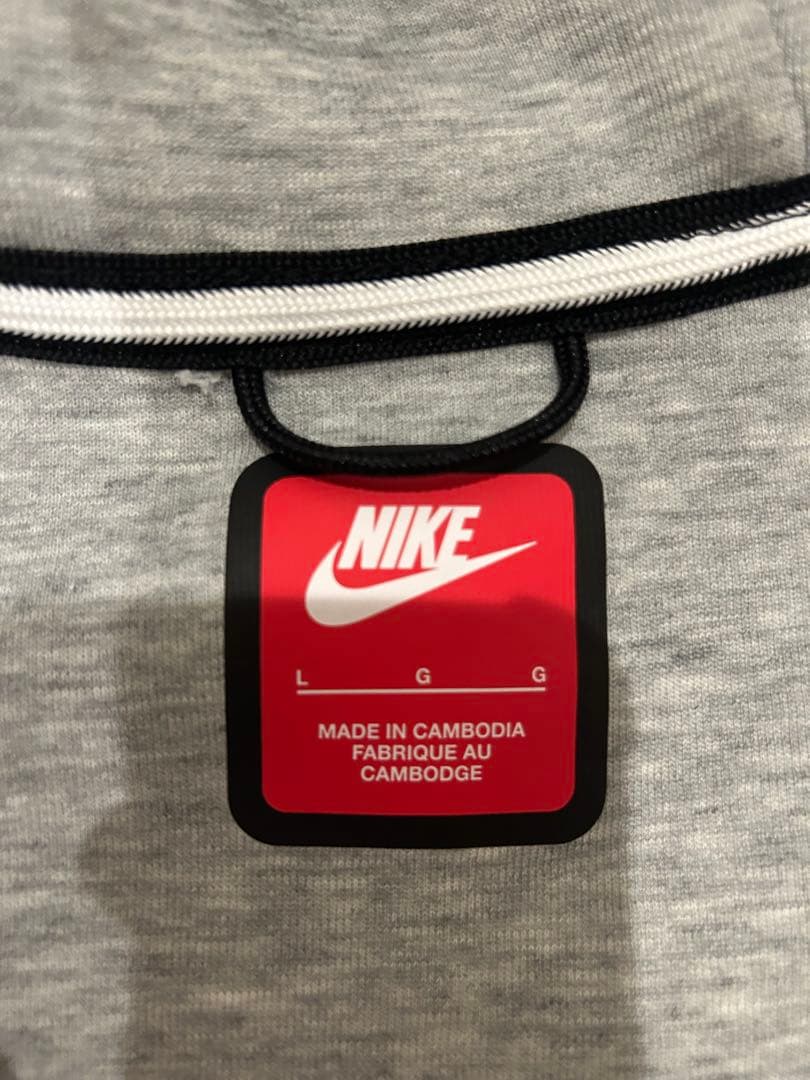 Nike テックフリース　グレー