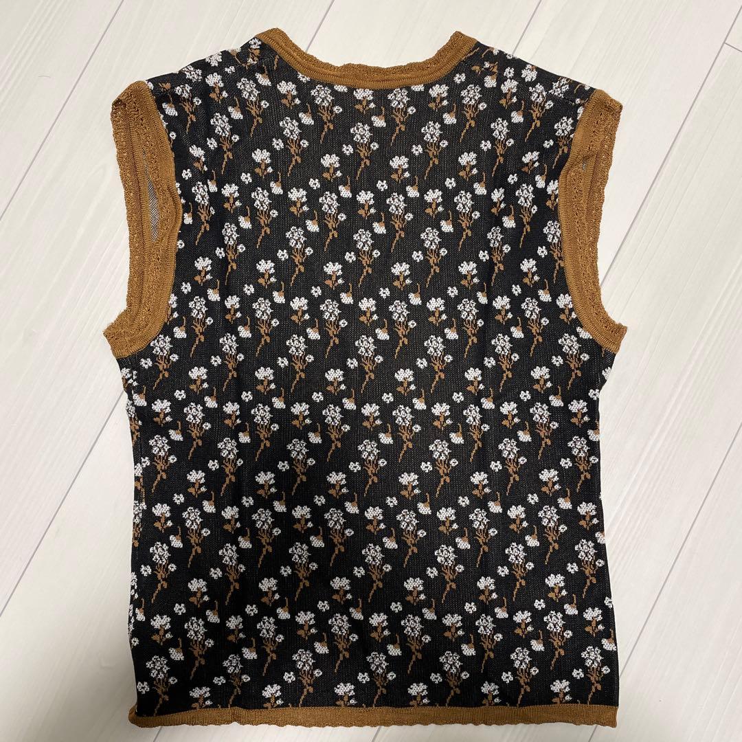 マメクロゴウチ　花柄 黒 ニットベスト Vネック ノースリーブ