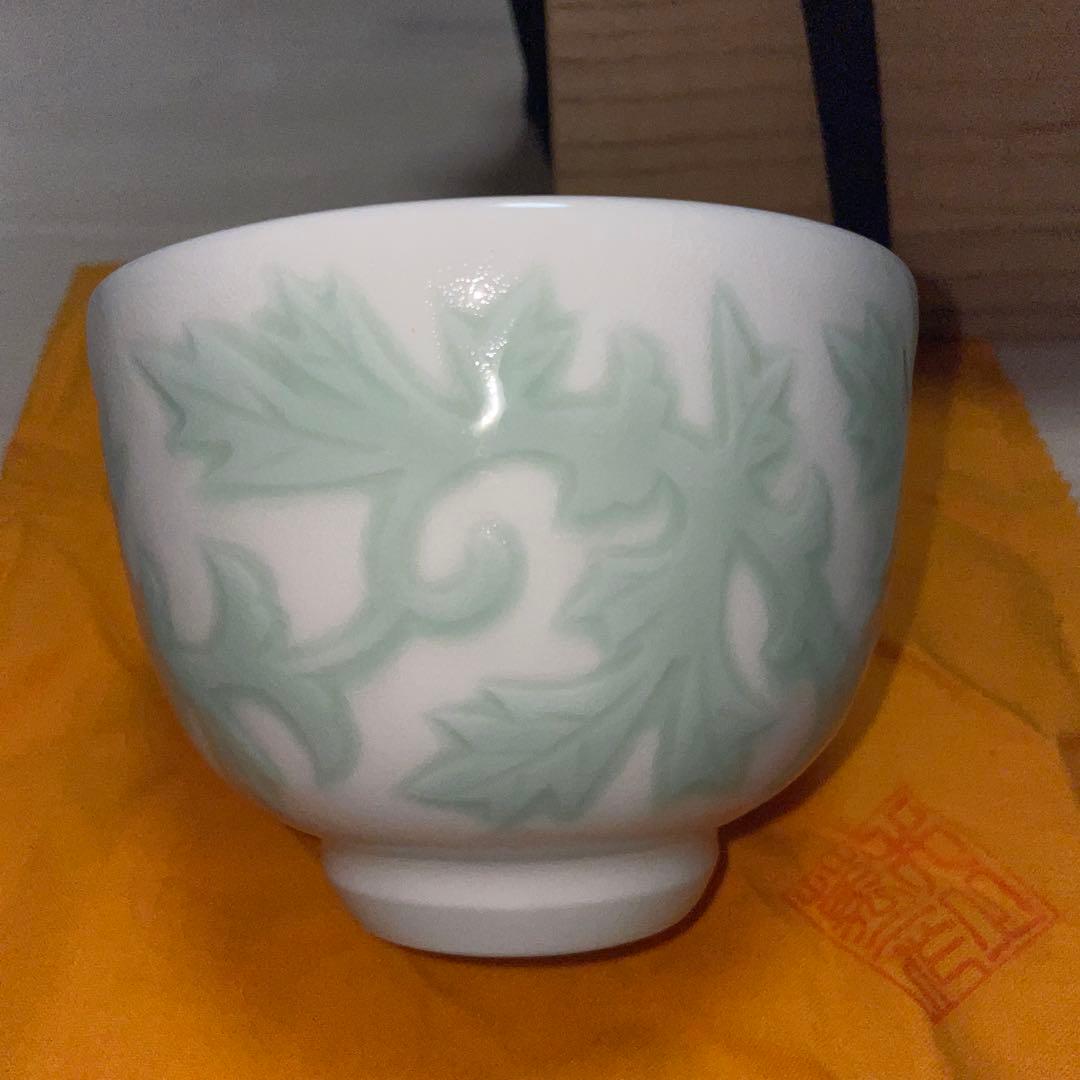 人間国宝 井上萬二 白磁 緑釉牡丹彫文 抹茶碗