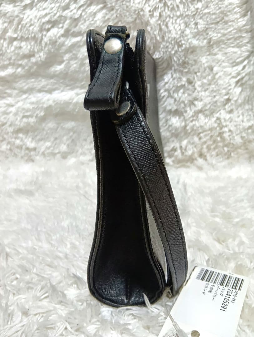 バーバリー　セカンドバッグ　クラッチバッグ　ブラック　レザー　ハンドル付き