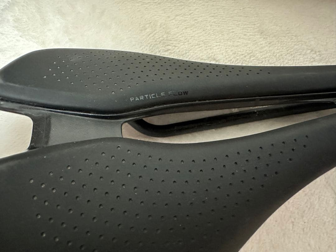 giant fleet slr カーボンサドル　新車取り外し