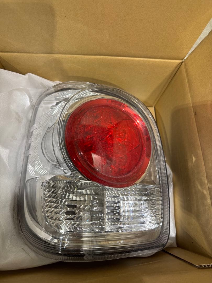 ムーブキャンバスバス左テールランプ 割れかけ大きなキズなし美品