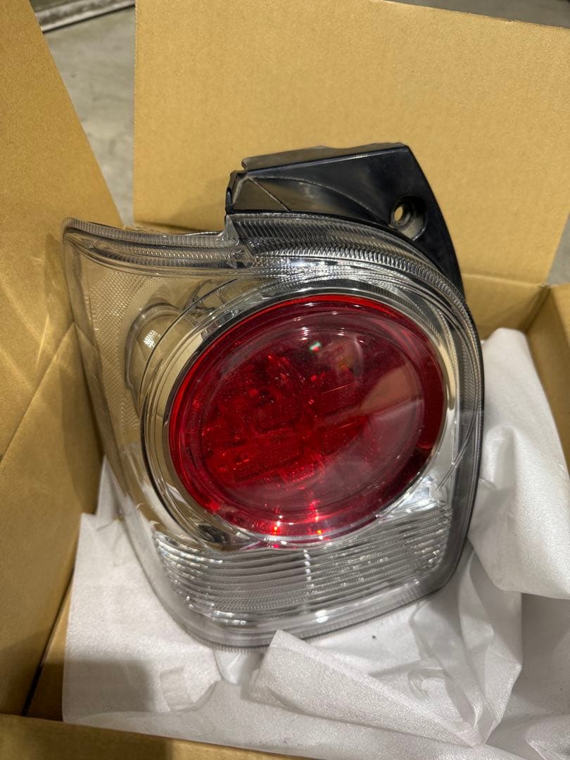 ムーブキャンバスバス左テールランプ 割れかけ大きなキズなし美品