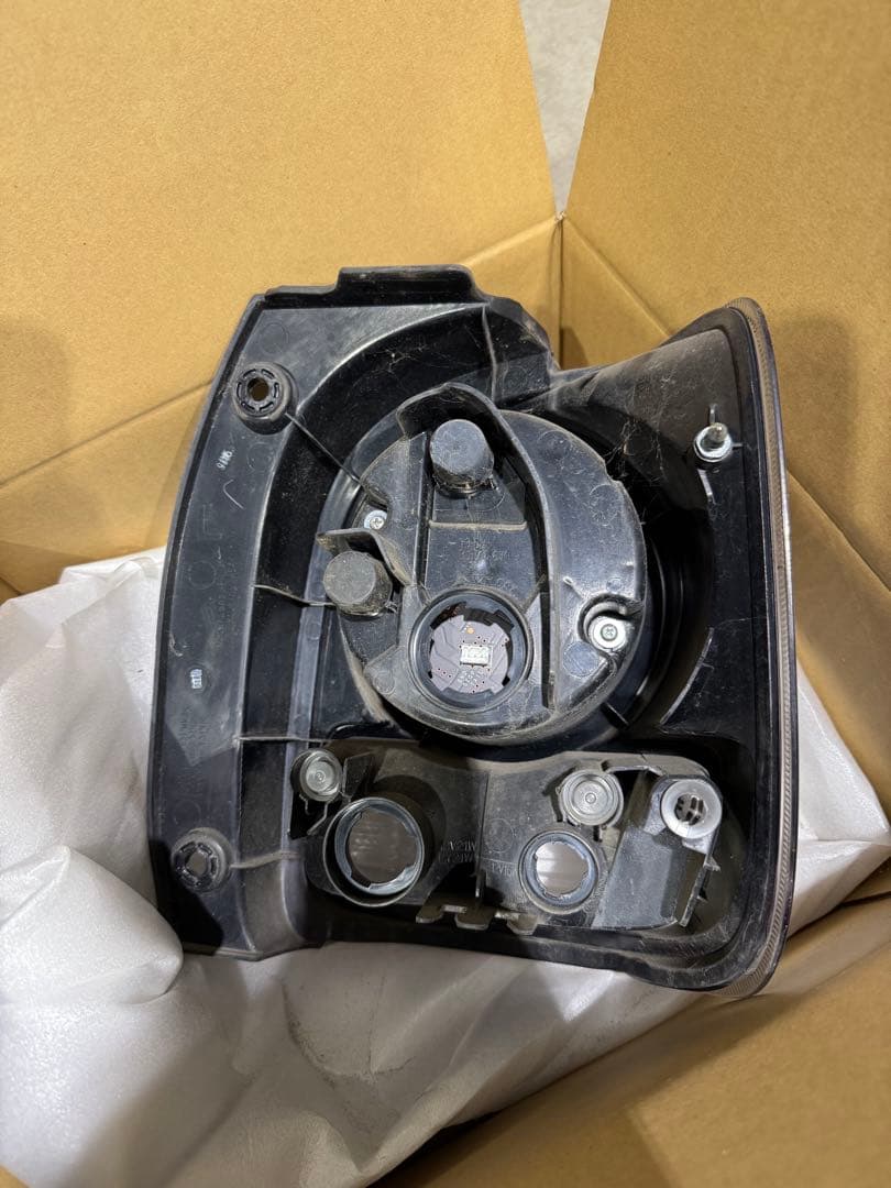 ムーブキャンバスバス左テールランプ 割れかけ大きなキズなし美品