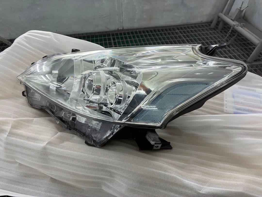 トヨタ　プリウスα ZVW41 前期　左ヘッドライト　純正LED 補修跡有り