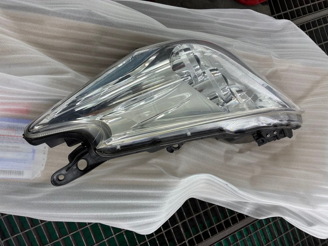 トヨタ　プリウスα ZVW41 前期　左ヘッドライト　純正LED 補修跡有り