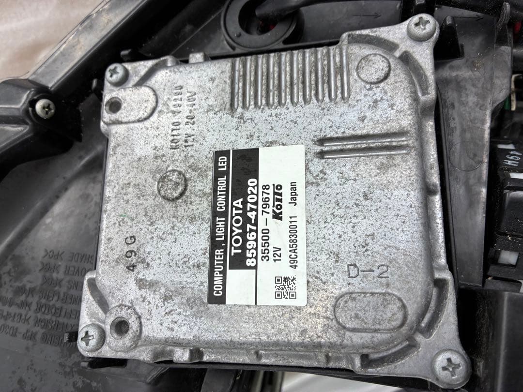 トヨタ　プリウスα ZVW41 前期　左ヘッドライト　純正LED 補修跡有り