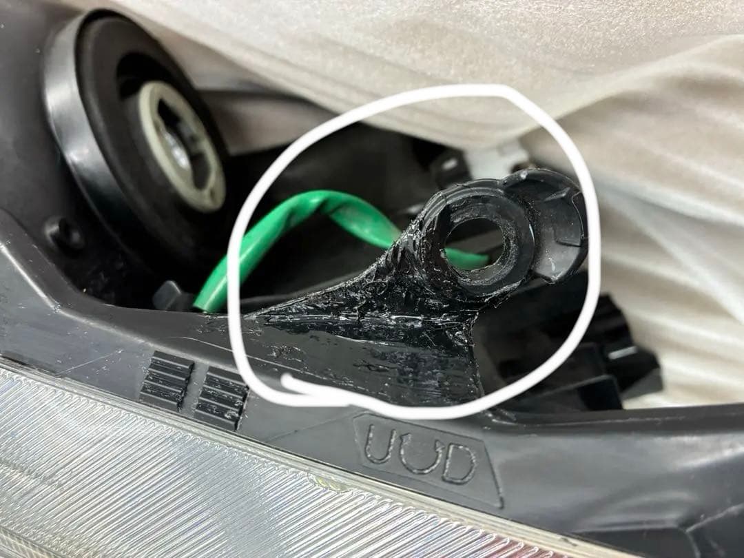 トヨタ　プリウスα ZVW41 前期　左ヘッドライト　純正LED 補修跡有り