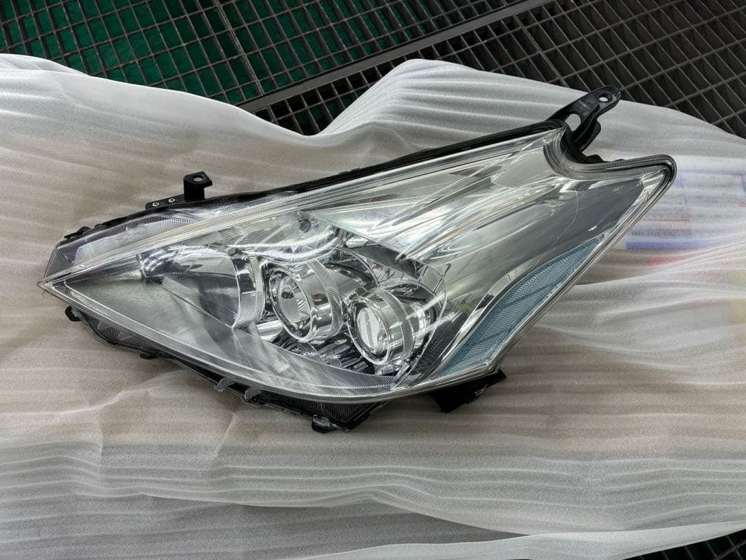 トヨタ　プリウスα ZVW41 前期　左ヘッドライト　純正LED 補修跡有り