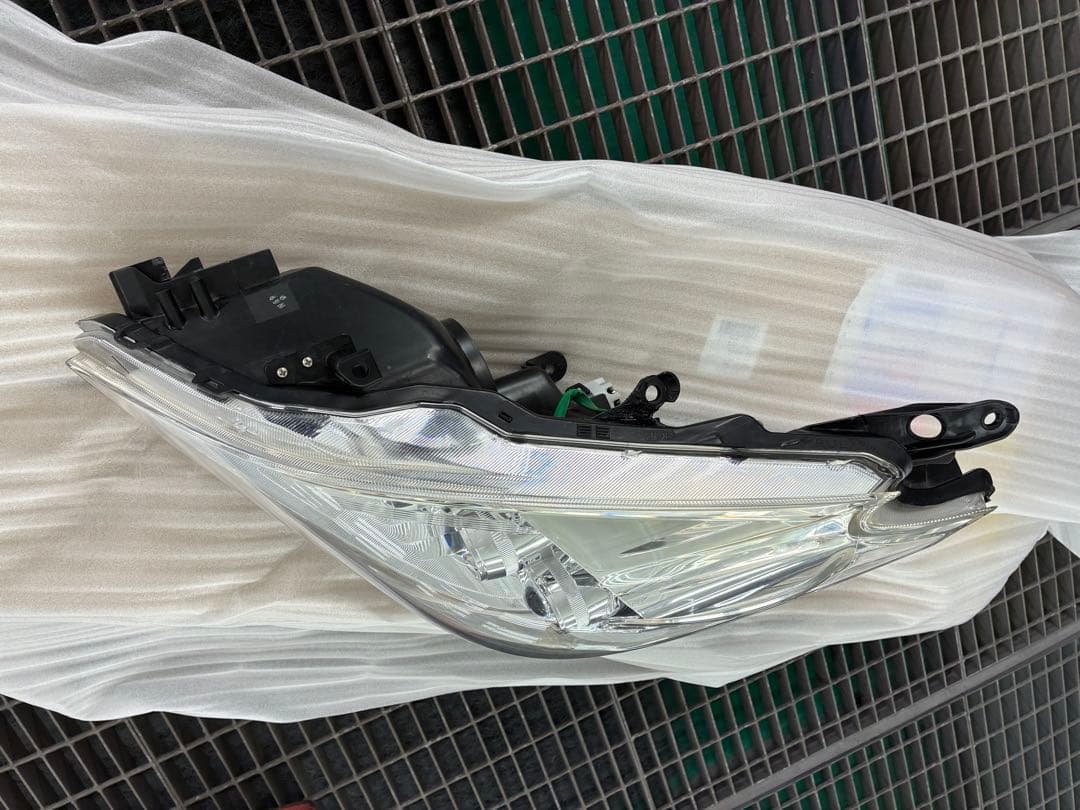 トヨタ　プリウスα ZVW41 前期　左ヘッドライト　純正LED 補修跡有り