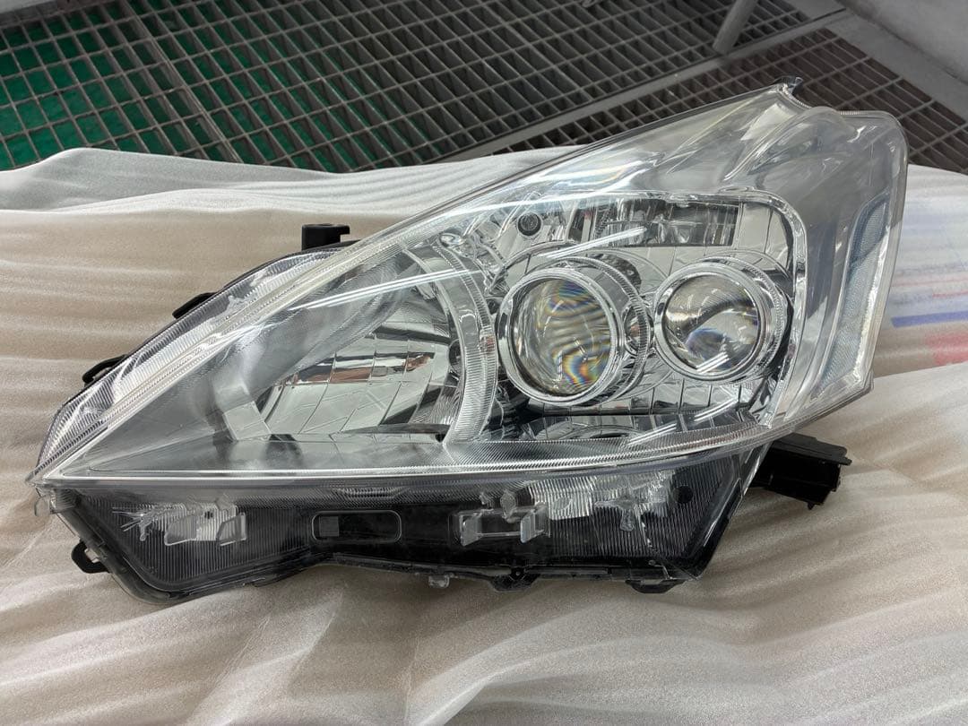 トヨタ　プリウスα ZVW41 前期　左ヘッドライト　純正LED 補修跡有り