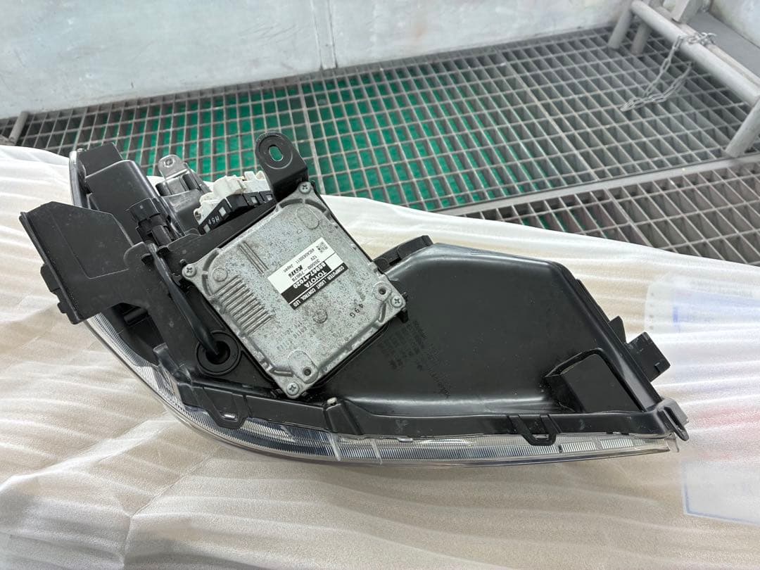 トヨタ　プリウスα ZVW41 前期　左ヘッドライト　純正LED 補修跡有り