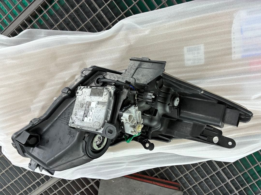 トヨタ　プリウスα ZVW41 前期　左ヘッドライト　純正LED 補修跡有り