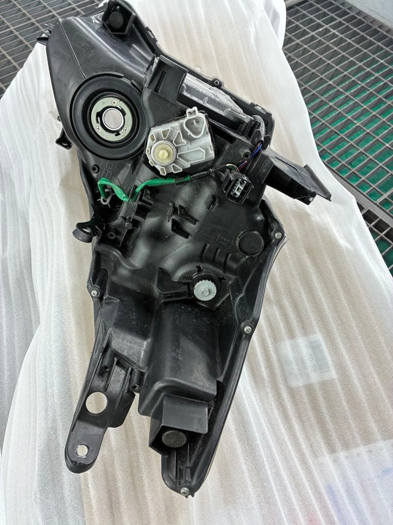 トヨタ　プリウスα ZVW41 前期　左ヘッドライト　純正LED 補修跡有り