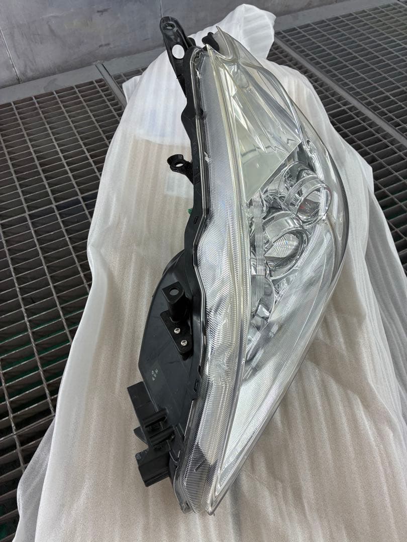 トヨタ　プリウスα ZVW41 前期　左ヘッドライト　純正LED 補修跡有り