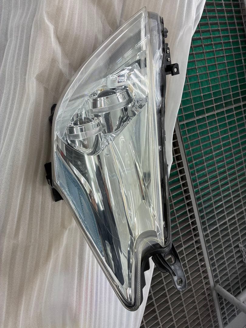 トヨタ　プリウスα ZVW41 前期　左ヘッドライト　純正LED 補修跡有り