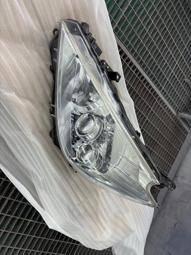 トヨタ　プリウスα ZVW41 前期　左ヘッドライト　純正LED 補修跡有り