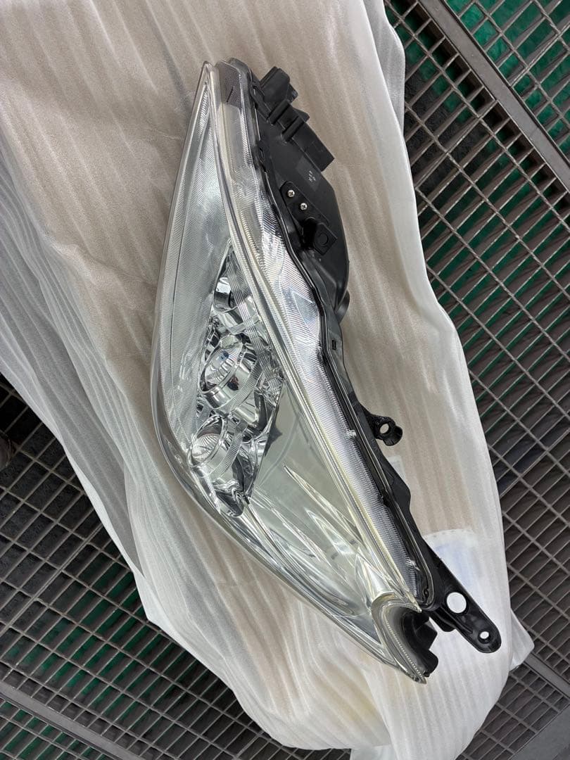 トヨタ　プリウスα ZVW41 前期　左ヘッドライト　純正LED 補修跡有り