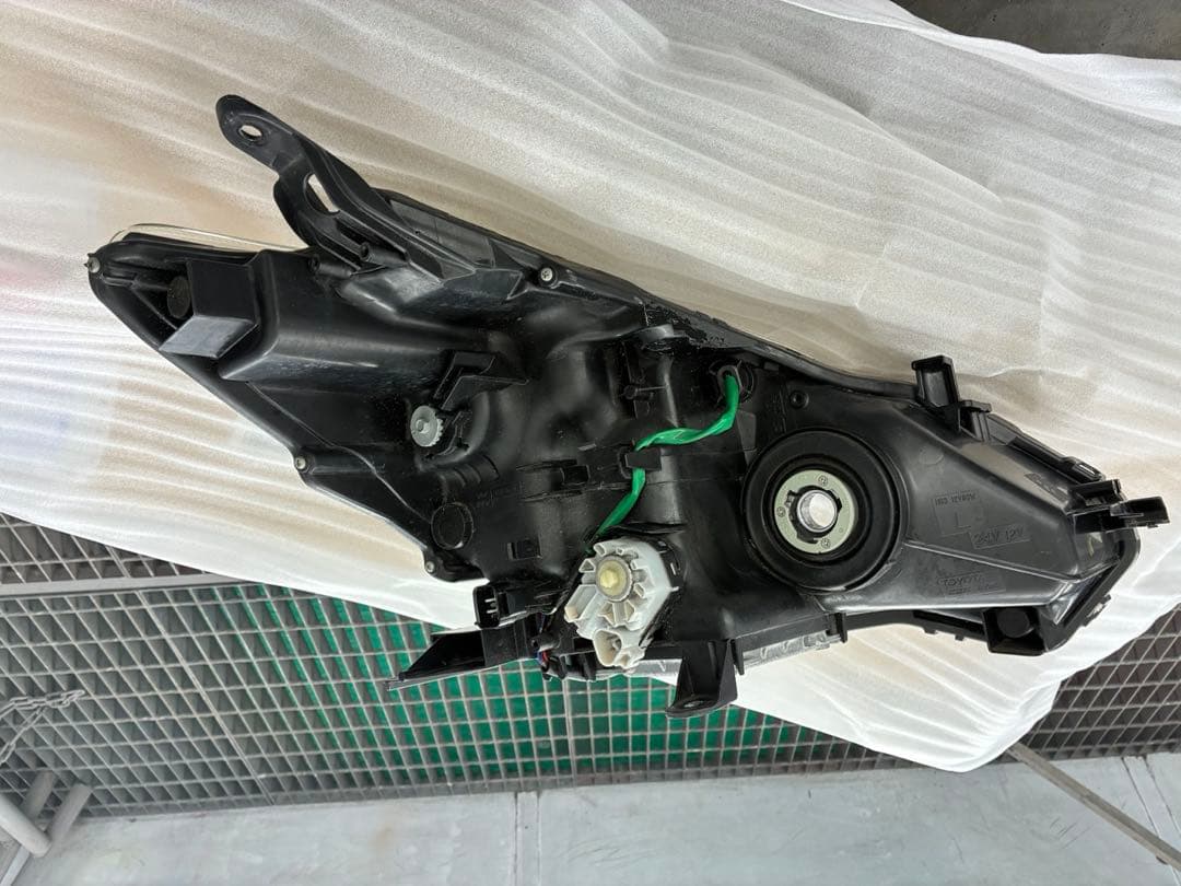 トヨタ　プリウスα ZVW41 前期　左ヘッドライト　純正LED 補修跡有り