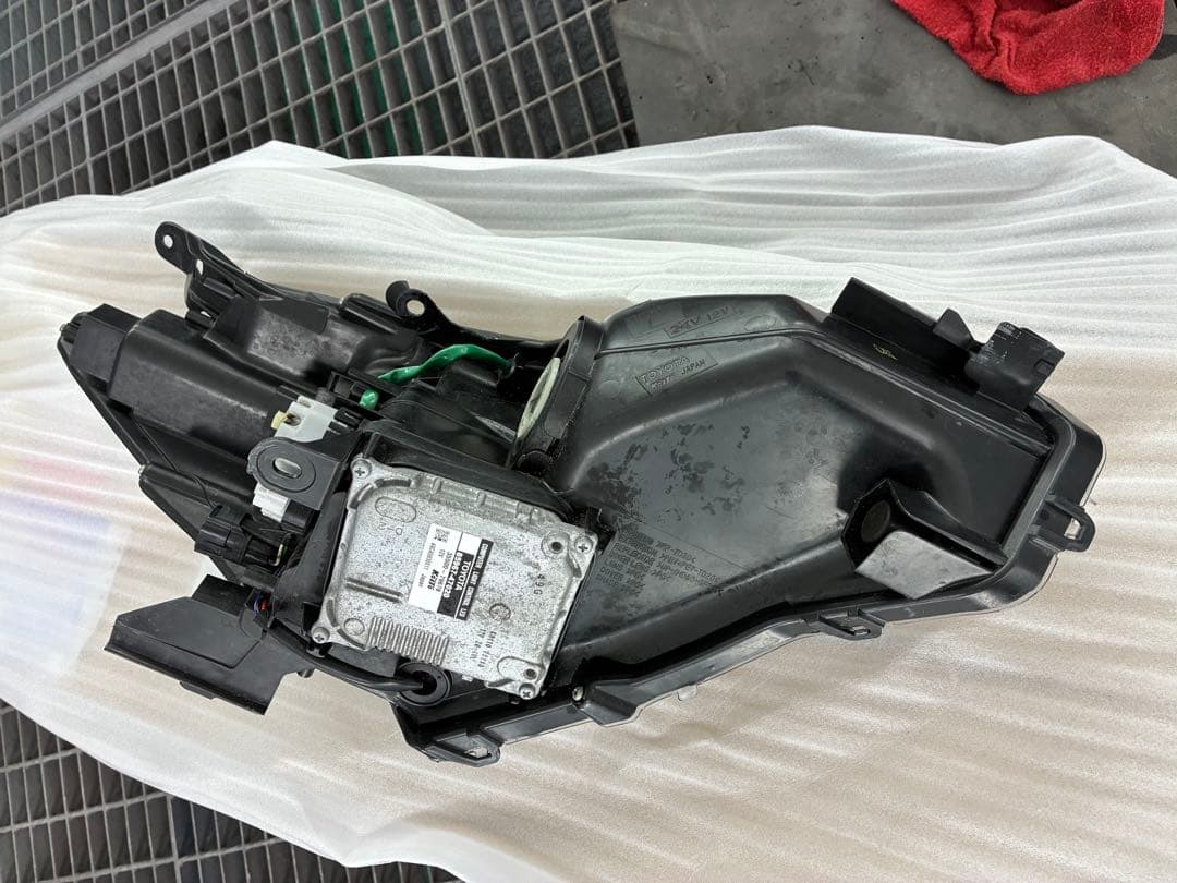 トヨタ　プリウスα ZVW41 前期　左ヘッドライト　純正LED 補修跡有り