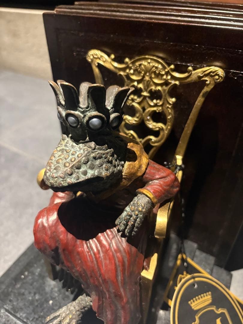 maitl and smith 王座に座るカエルのブックエンド