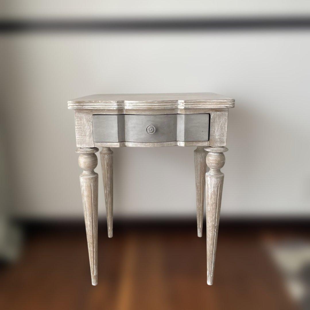 フレンチシックなサイドテーブル
