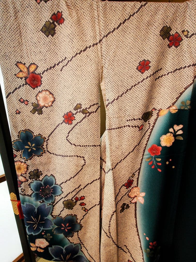 振袖 青緑と白の花柄