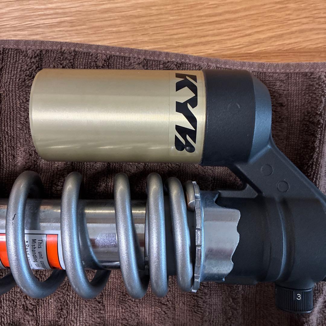 KYB サスペンション 2本セット