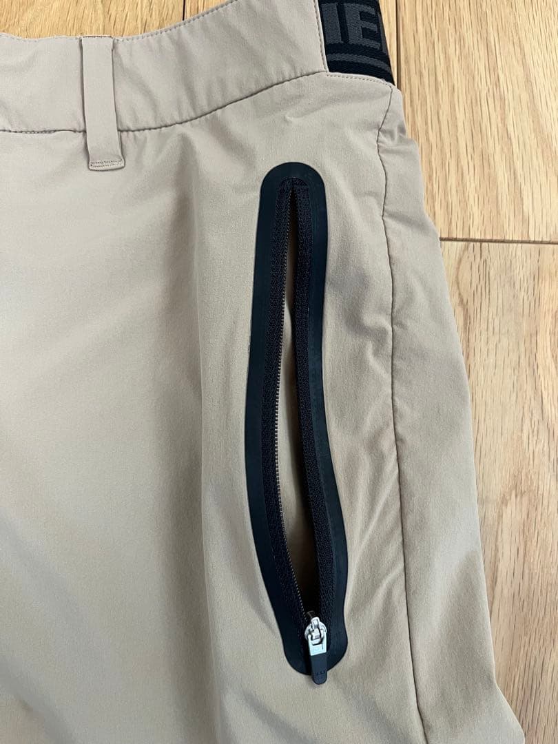 船*ン様 BRIEFING ベージュ ショートパンツ