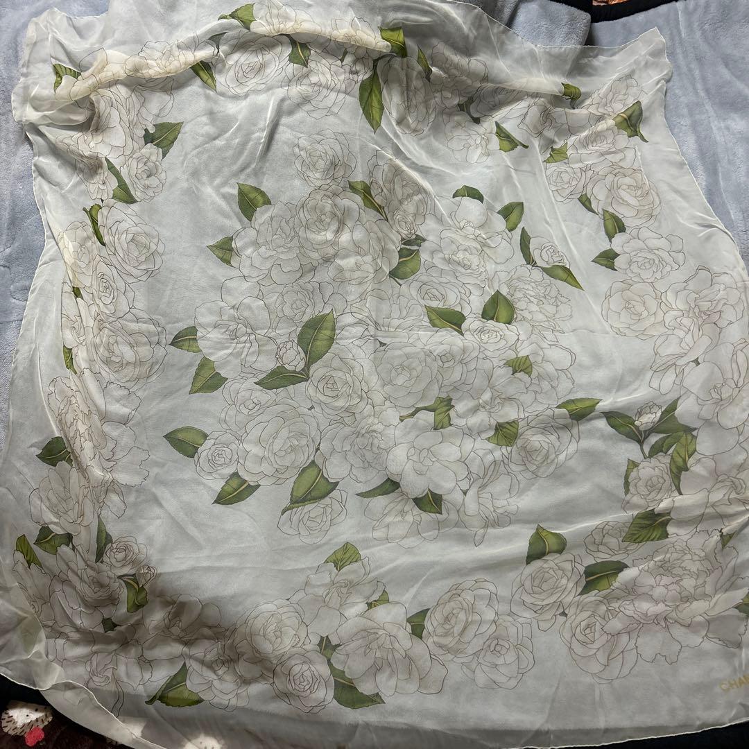 シャネル白カメリアシルクスカーフ大判