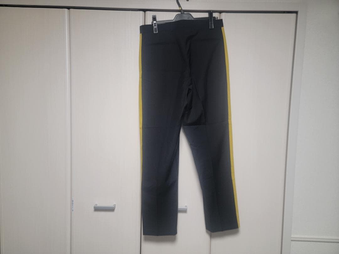 [週末限定値下]VALENTINO ブラック x イエロー タックパンツ