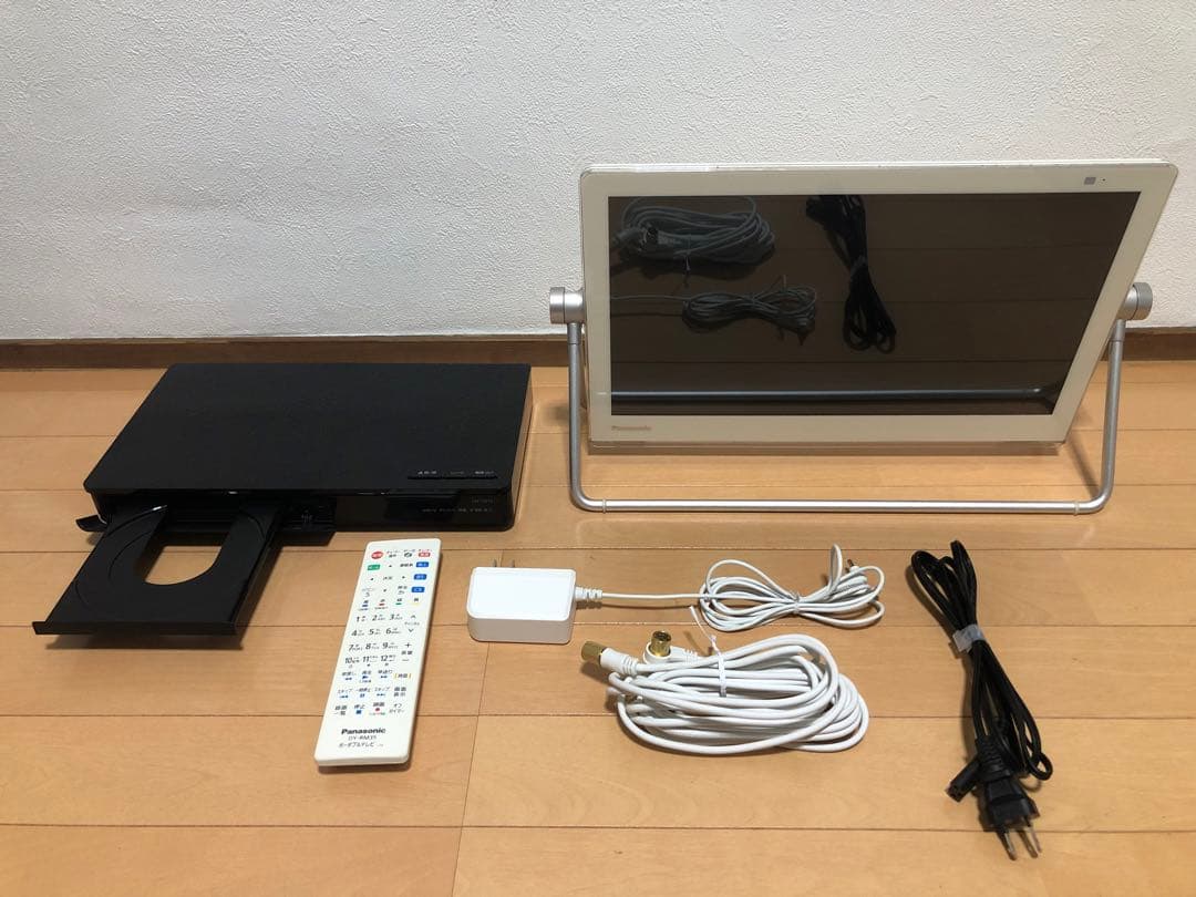 【中古美品】防水ポータブルテレビHDD/DVD / Blu-ray内蔵 ホワイト