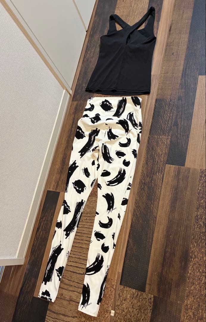 新品同　エミヨガ　ヨガウェア タンクトップ　レギンスセット 黒白　S